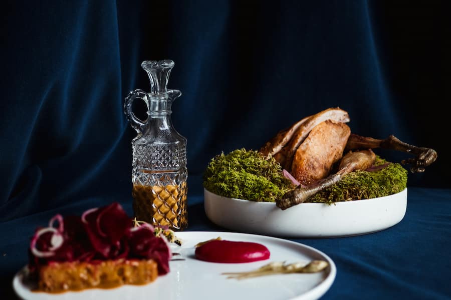 Fasan mit Brot, Rande, Pickles und Chicorée - Restaurant Rosi, Chefkoch Markus Stöckle, Zürich - Dezember 2019 - Copyright Olivia Pulver