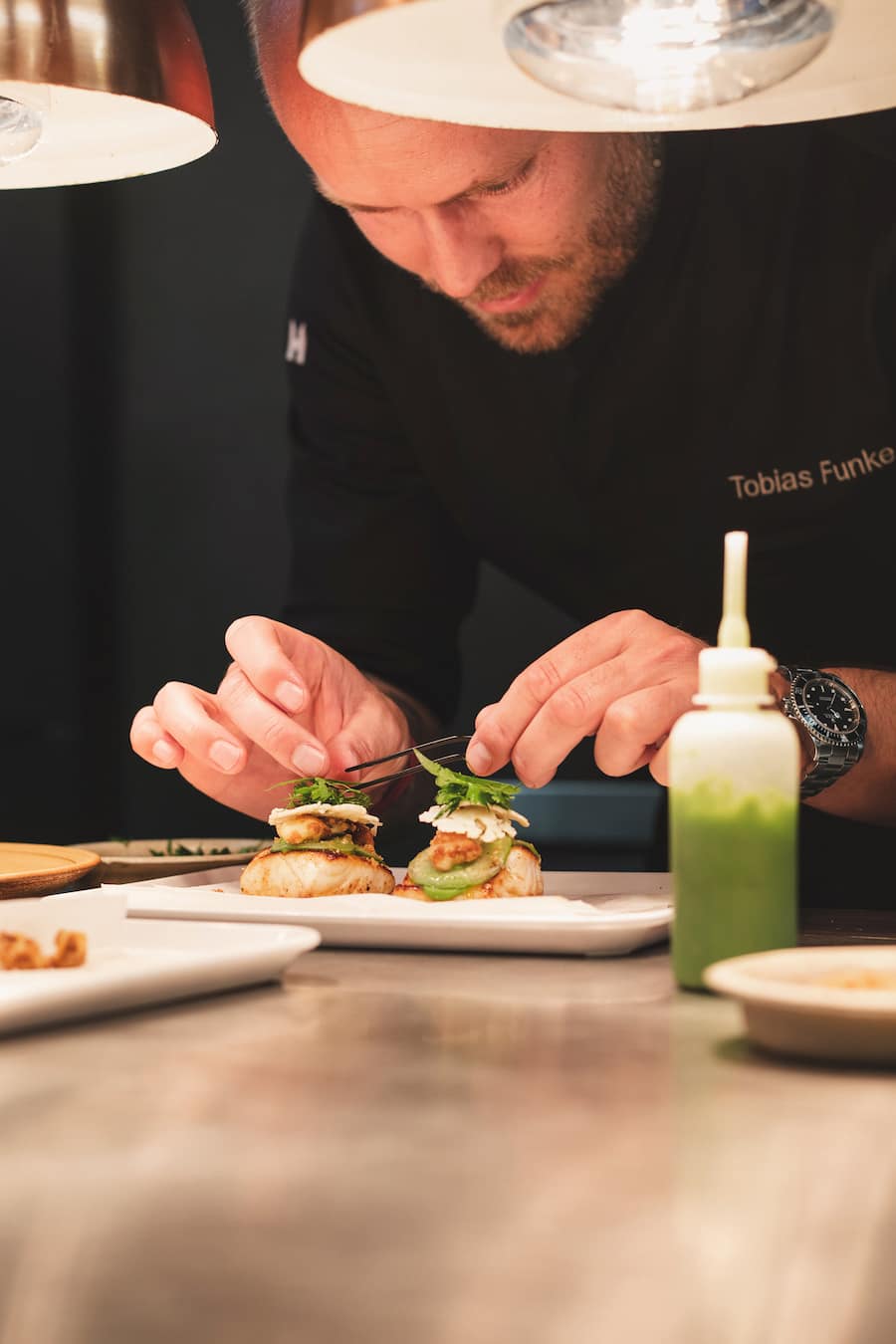 Sommelier Stefan Weise, Gasthaus zur Fernsicht, Incantare; Champagner Laurent-Perrier Grand Siècle Nr. 24Wolfsbarsch mit gerösteter Blumenkohlcreme, Sake-Beurre-blanc und Tomatillo; Koch Tobias Funke; Foto: Digitale Massarbeit, Tanja und Simon Kurt