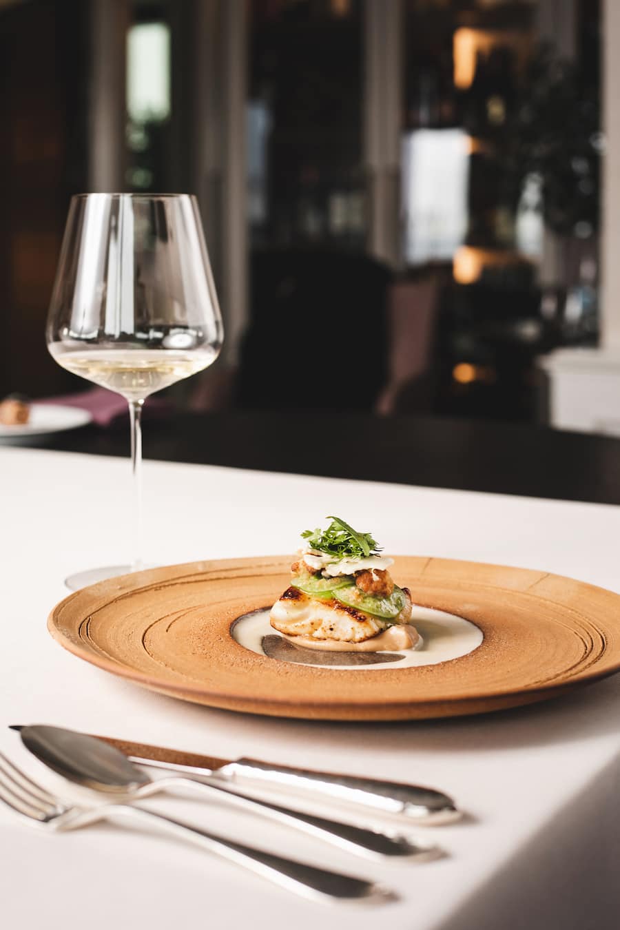 Sommelier Stefan Weise, Gasthaus zur Fernsicht, Incantare; Champagner Laurent-Perrier Grand Siècle Nr. 24Wolfsbarsch mit gerösteter Blumenkohlcreme, Sake-Beurre-blanc und Tomatillo; Koch Tobias Funke; Foto: Digitale Massarbeit, Tanja und Simon Kurt