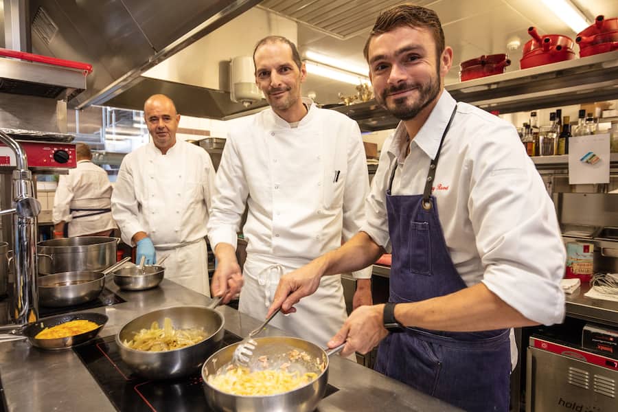 Guy Ravet (r) mit Marcel Reist und Souchef ...in der Küche