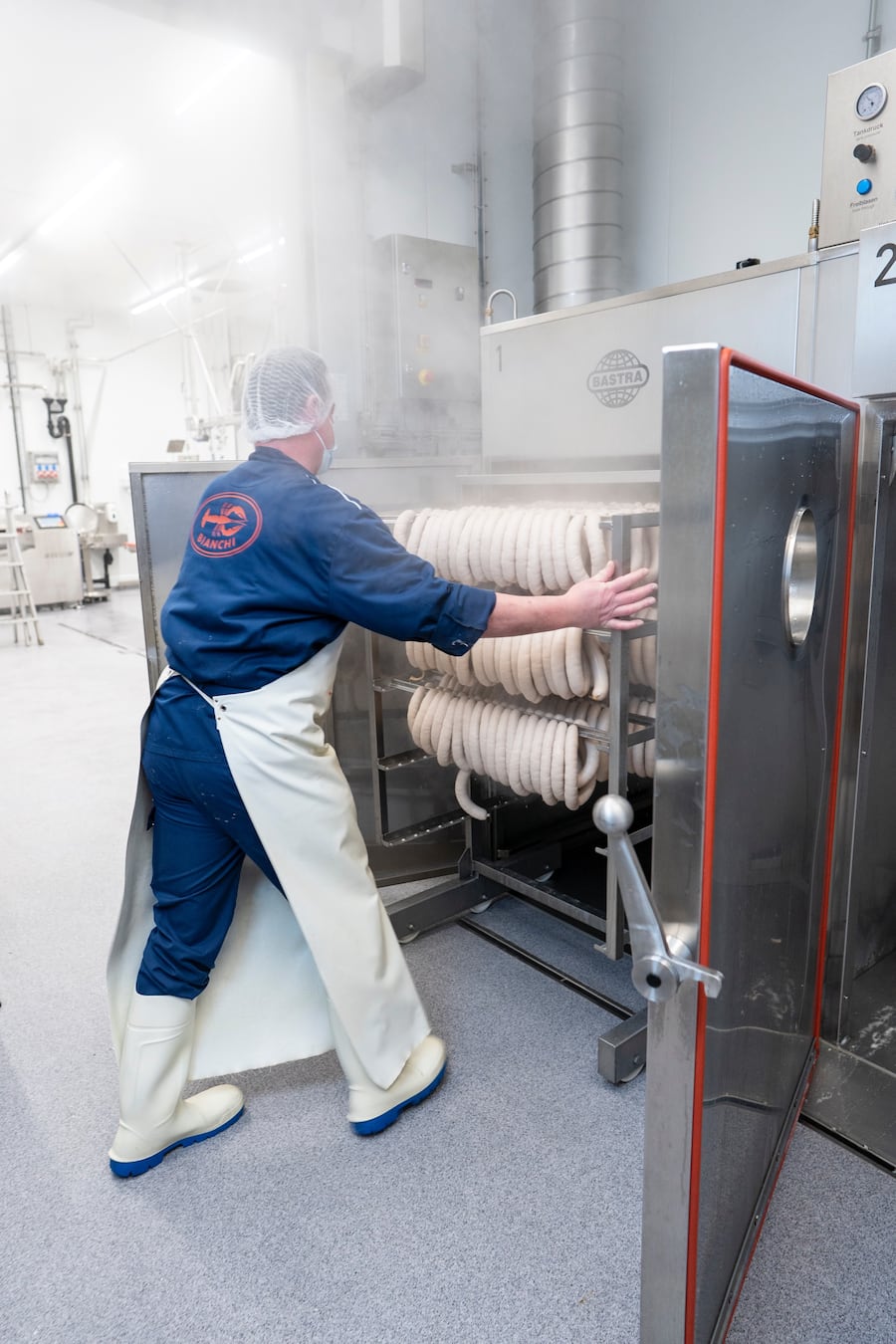 Bianchi, neue Fleischfabrik, in Zufikon, Christian Bühler, in der Siedekammer mit Bianchi-Kalbsbratwürsten