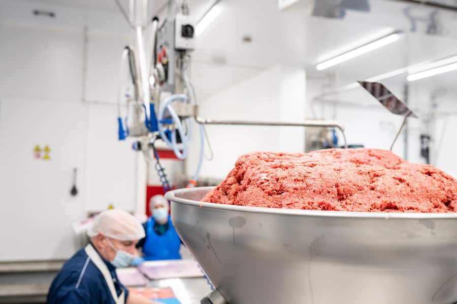 Bianchi, neue Fleischfabrik, in Zufikon, Burgerproduktion, Fleischmasse in der Burgerabfüllanlage