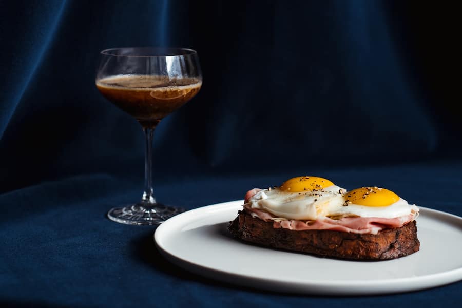 Strammer Max, Pilzconsommée mit Ei - Restaurant Rosi, Chefkoch Markus Stöckle, Zürich - Dezember 2019 - Copyright Olivia Pulver