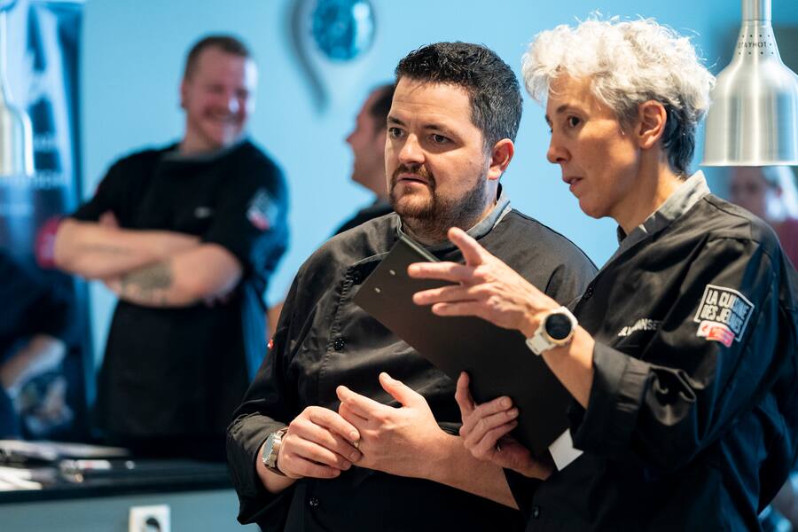 Cuisine des jeunes, Kochwettbewerb 2020, in Bern, Jury Björn Inniger und Silvia Manser und im Hintergrund Marc Engel (l) und Stefan Bader