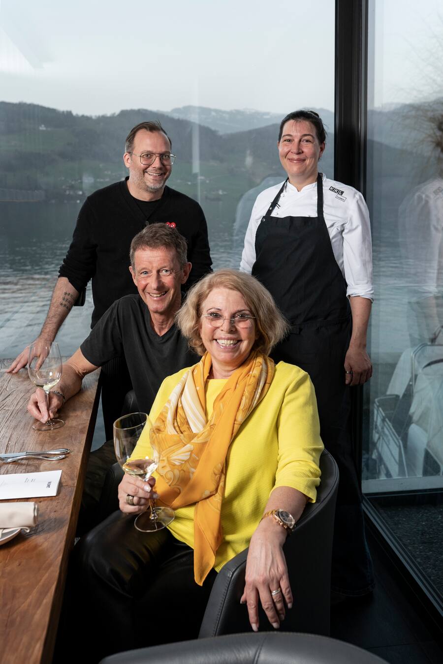 Win a private Chef Michèle Meier kocht in Buochs, Christian Gujan, Lucide (l), Felicitas und Wilhelm Siebert, in ihrer Wohnung in Buochs, Michele Meier