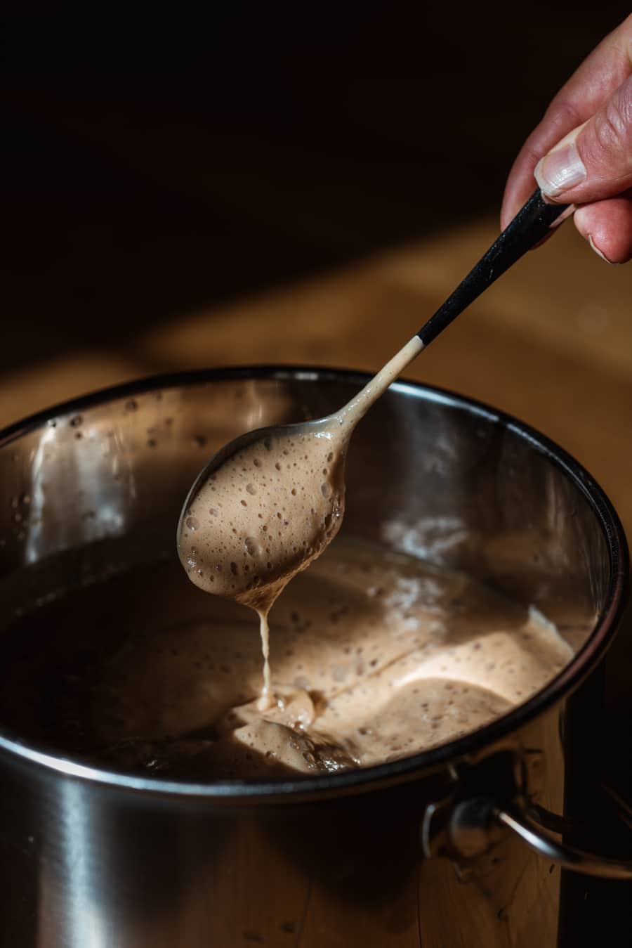 Trester - Die Brauerei Locher züchtet Felchen, gefüttert werden diese mit dem Biertrester. - Patrick Enzler, Lagerchef und Res Mittelholzer, pensinierter Tierarzt sind für die Zucht zuständig. - Im Hofweissbad verarbeiten die Köche Marco Kölbener & Jan Schmid die frischen Fische - Appenzell - 23. Februar 2021 - Copyright Olivia Pulver