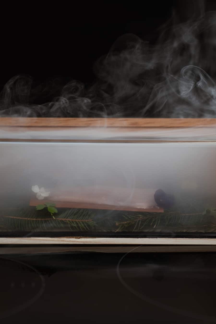 Die Brauerei Locher züchtet Felchen, gefüttert werden diese mit dem Biertrester. - Patrick Enzler, Lagerchef und Res Mittelholzer, pensinierter Tierarzt sind für die Zucht zuständig. - Im Hofweissbad verarbeiten die Köche Marco Kölbener & Jan Schmid die frischen Fische - Appenzell - 23. Februar 2021 - Copyright Olivia Pulver