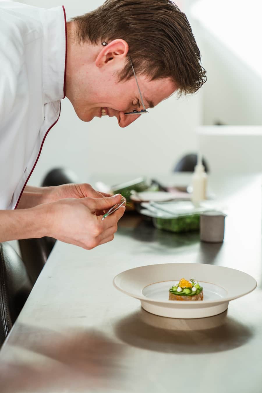 Die Brauerei Locher züchtet Felchen, gefüttert werden diese mit dem Biertrester. - Patrick Enzler, Lagerchef und Res Mittelholzer, pensinierter Tierarzt sind für die Zucht zuständig. - Im Hofweissbad verarbeiten die Köche Marco Kölbener & Jan Schmid die frischen Fische - Appenzell - 23. Februar 2021 - Copyright Olivia Pulver