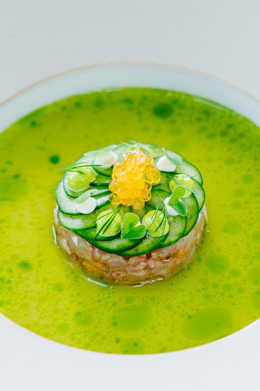 Felchen Tatar - Die Brauerei Locher züchtet Felchen, gefüttert werden diese mit dem Biertrester. - Patrick Enzler, Lagerchef und Res Mittelholzer, pensinierter Tierarzt sind für die Zucht zuständig. - Im Hofweissbad verarbeiten die Köche Marco Kölbener & Jan Schmid die frischen Fische - Appenzell - 23. Februar 2021 - Copyright Olivia Pulver