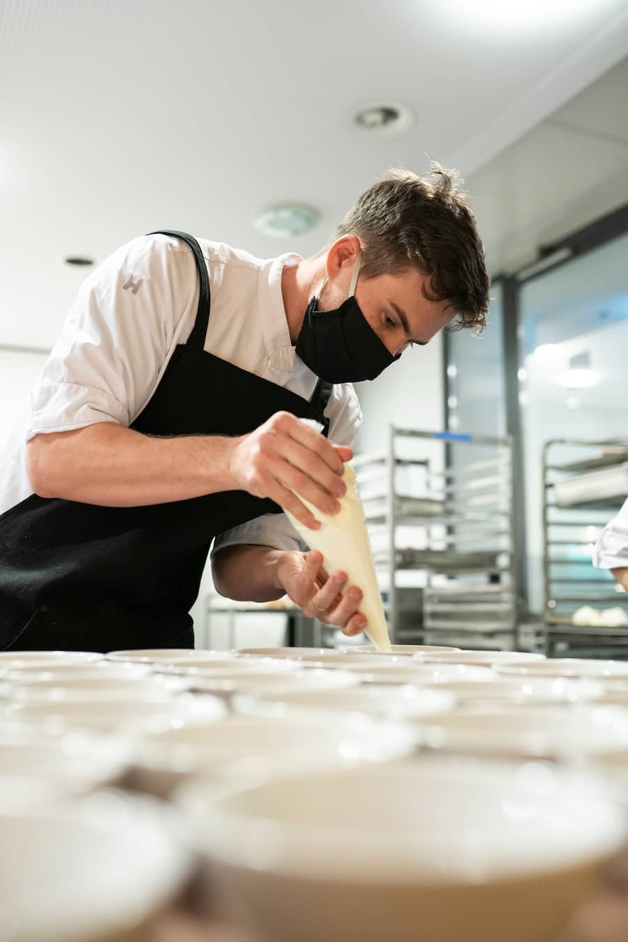 Berner Chefs im Kursaal, Simon Apotheloz und Luis Feitknecht spritzt Creme fraiche