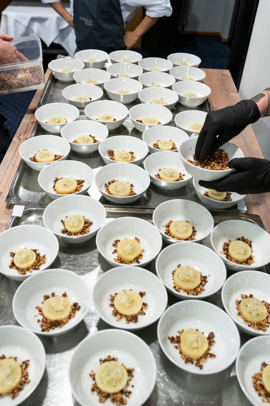 Berner Chefs im Kursaal, Simon Apotheloz und Luis Feitknecht, Anrichten des Softice mit Aceto bianco und pochierter Birne mit Meringue