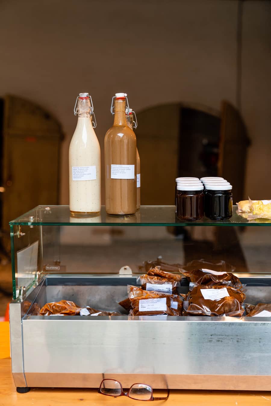 Hannes Baumann, Bim Buume Wikon. Der Chef geht jeden Samstag auf den Markt in Zofingen AG und verkauft dort seine Schmorgerichte. - 27. Februar 2021 - Copyright Olivia Pulver