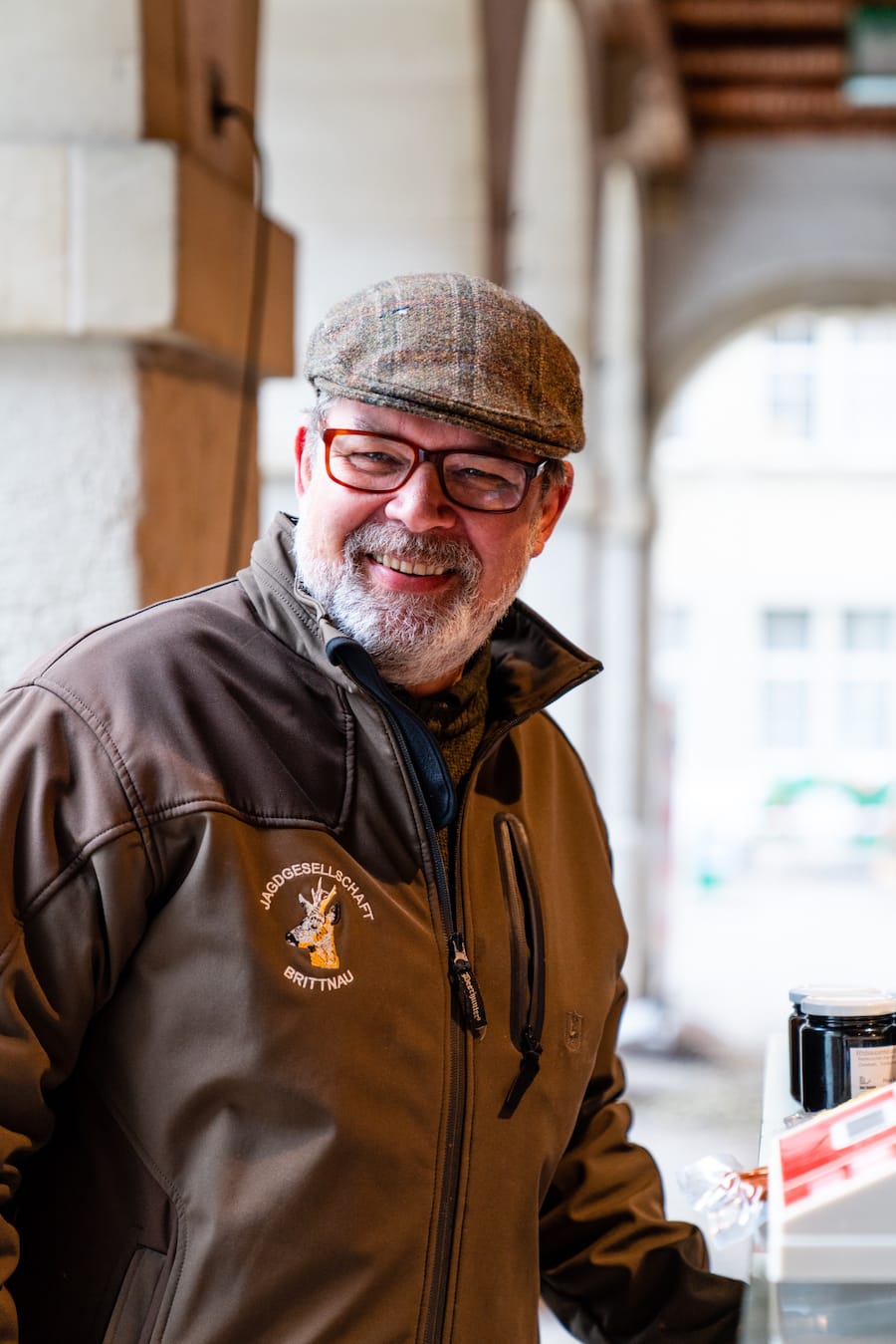 Hannes Baumann, Bim Buume Wikon. Der Chef geht jeden Samstag auf den Markt in Zofingen AG und verkauft dort seine Schmorgerichte. - 27. Februar 2021 - Copyright Olivia Pulver