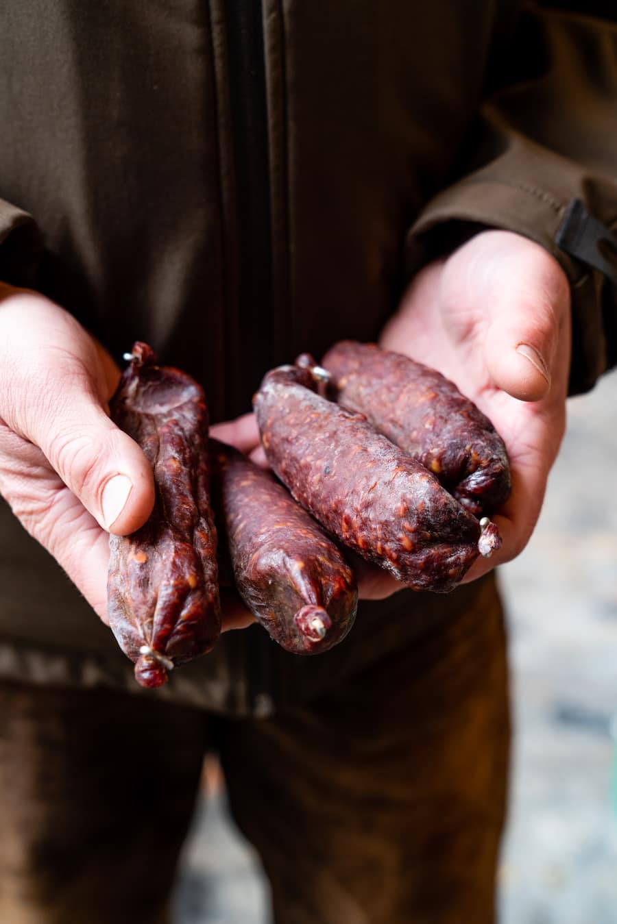 Rehwurst - Hannes Baumann, Bim Buume Wikon. Der Chef geht jeden Samstag auf den Markt in Zofingen AG und verkauft dort seine Schmorgerichte. - 27. Februar 2021 - Copyright Olivia Pulver