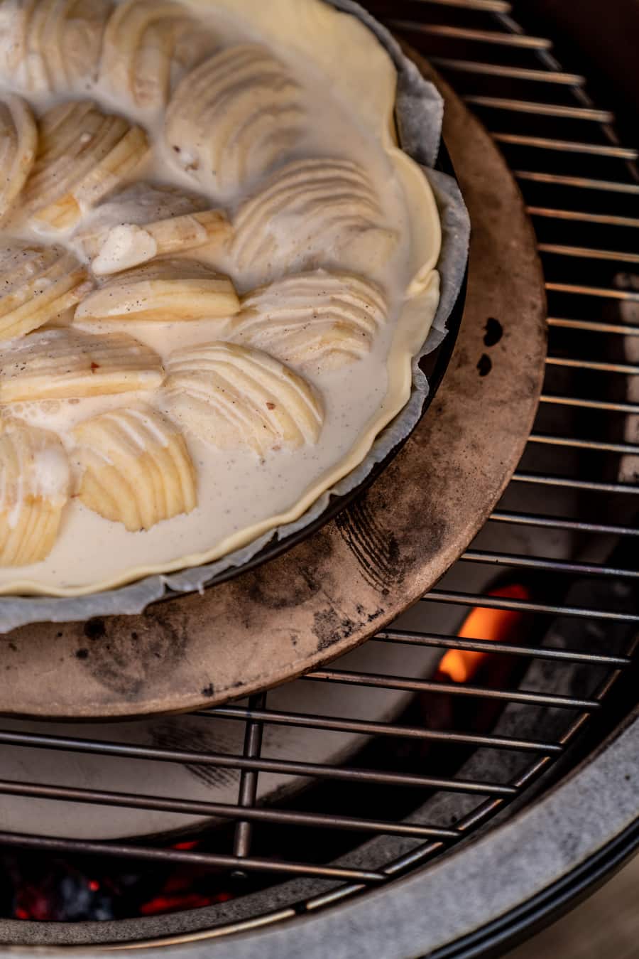 John Daly ist «Egg Head» und vertreibt die Big Green Eggs in der Schweiz. Im Grillcenter Dürrenäsch zeigt verschiedene Modell, backt Apfelkuchen und Brot. - 26.3.2021 - Copyright Olivia Pulver