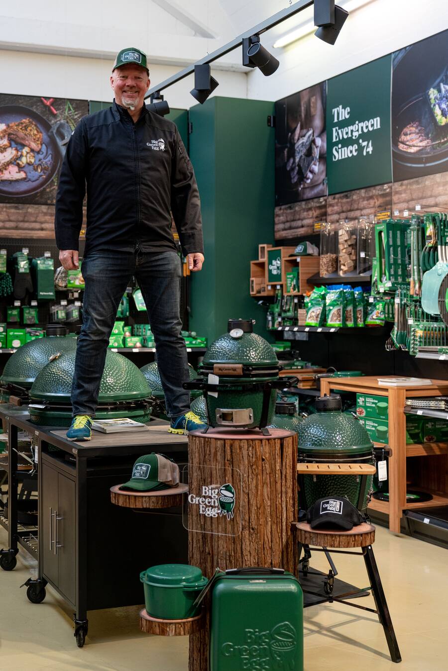 John Daly ist «Egg Head» und vertreibt die Big Green Eggs in der Schweiz. Im Grillcenter Dürrenäsch zeigt verschiedene Modell, backt Apfelkuchen und Brot. - 26.3.2021 - Copyright Olivia Pulver