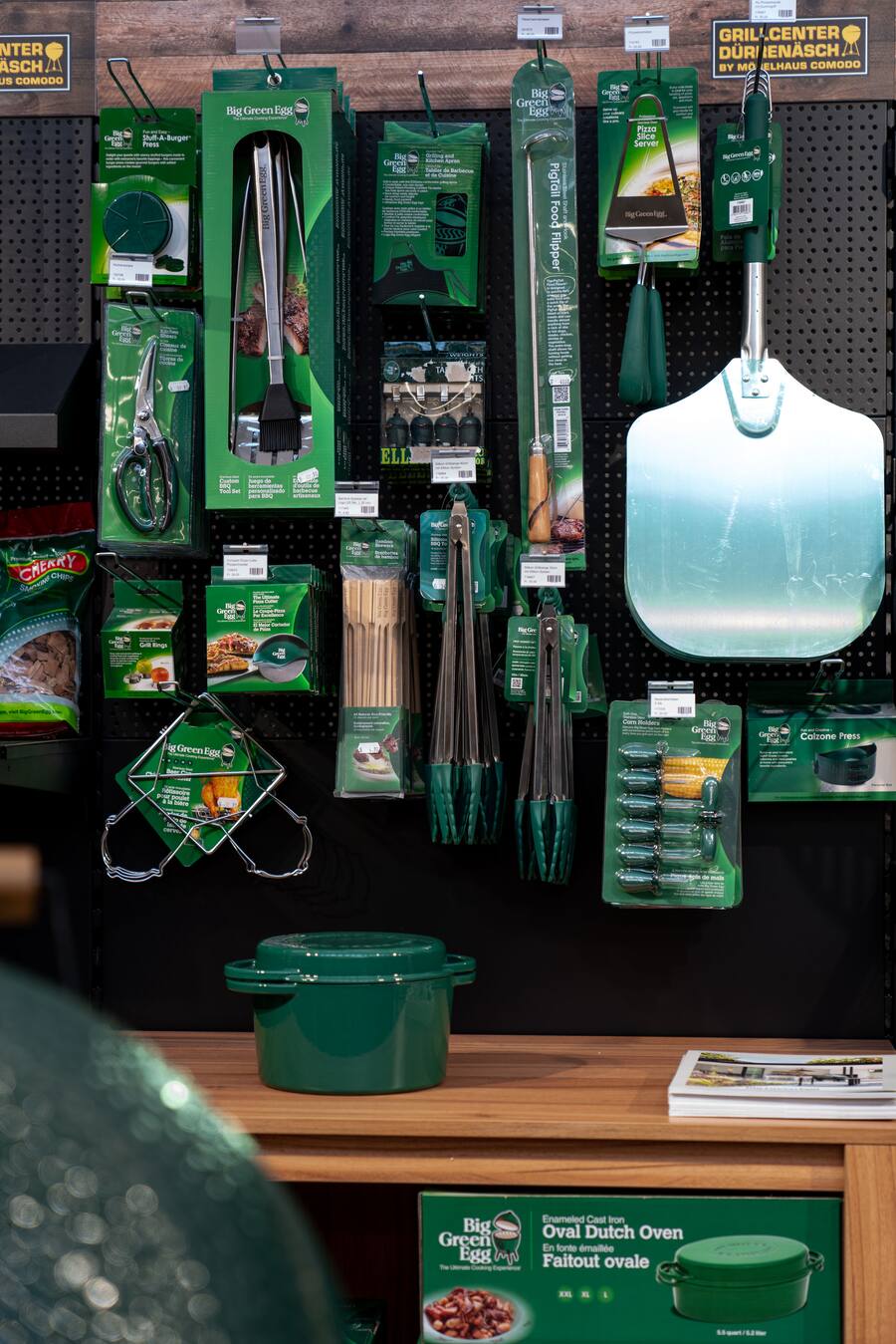 John Daly ist «Egg Head» und vertreibt die Big Green Eggs in der Schweiz. Im Grillcenter Dürrenäsch zeigt verschiedene Modell, backt Apfelkuchen und Brot. - 26.3.2021 - Copyright Olivia Pulver