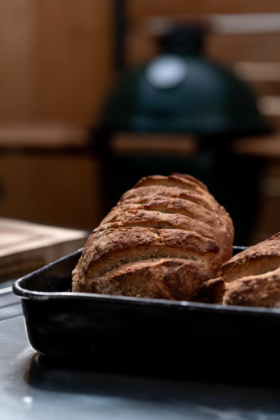 John Daly ist «Egg Head» und vertreibt die Big Green Eggs in der Schweiz. Im Grillcenter Dürrenäsch zeigt verschiedene Modell, backt Apfelkuchen und Brot. - 26.3.2021 - Copyright Olivia Pulver