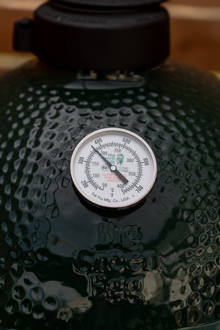 John Daly ist «Egg Head» und vertreibt die Big Green Eggs in der Schweiz. Im Grillcenter Dürrenäsch zeigt verschiedene Modell, backt Apfelkuchen und Brot. - 26.3.2021 - Copyright Olivia Pulver