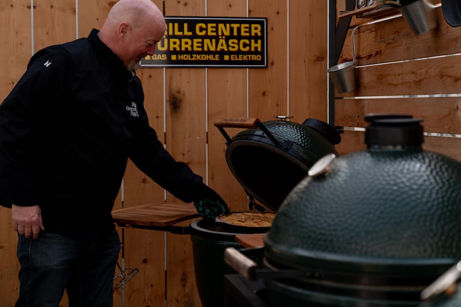 John Daly ist «Egg Head» und vertreibt die Big Green Eggs in der Schweiz. Im Grillcenter Dürrenäsch zeigt verschiedene Modell, backt Apfelkuchen und Brot. - 26.3.2021 - Copyright Olivia Pulver