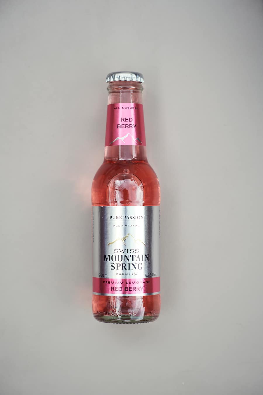 Wolfgang Mayer, Barchef der Widder Bar in Zürich, mixt Drinks mit Mountain Spring Tonics. Am 22. April, Widder Bar Zürich.