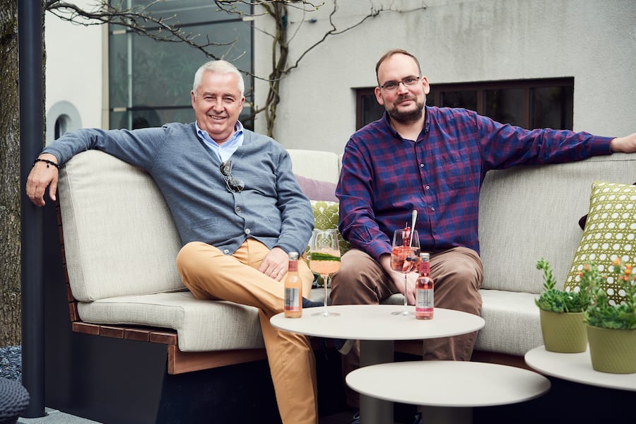 Peter Oppliger, Chef von Swiss Mountain Spring und Geschäftspartner (Name unbekannt). Am 22. April, Widder Bar Zürich.