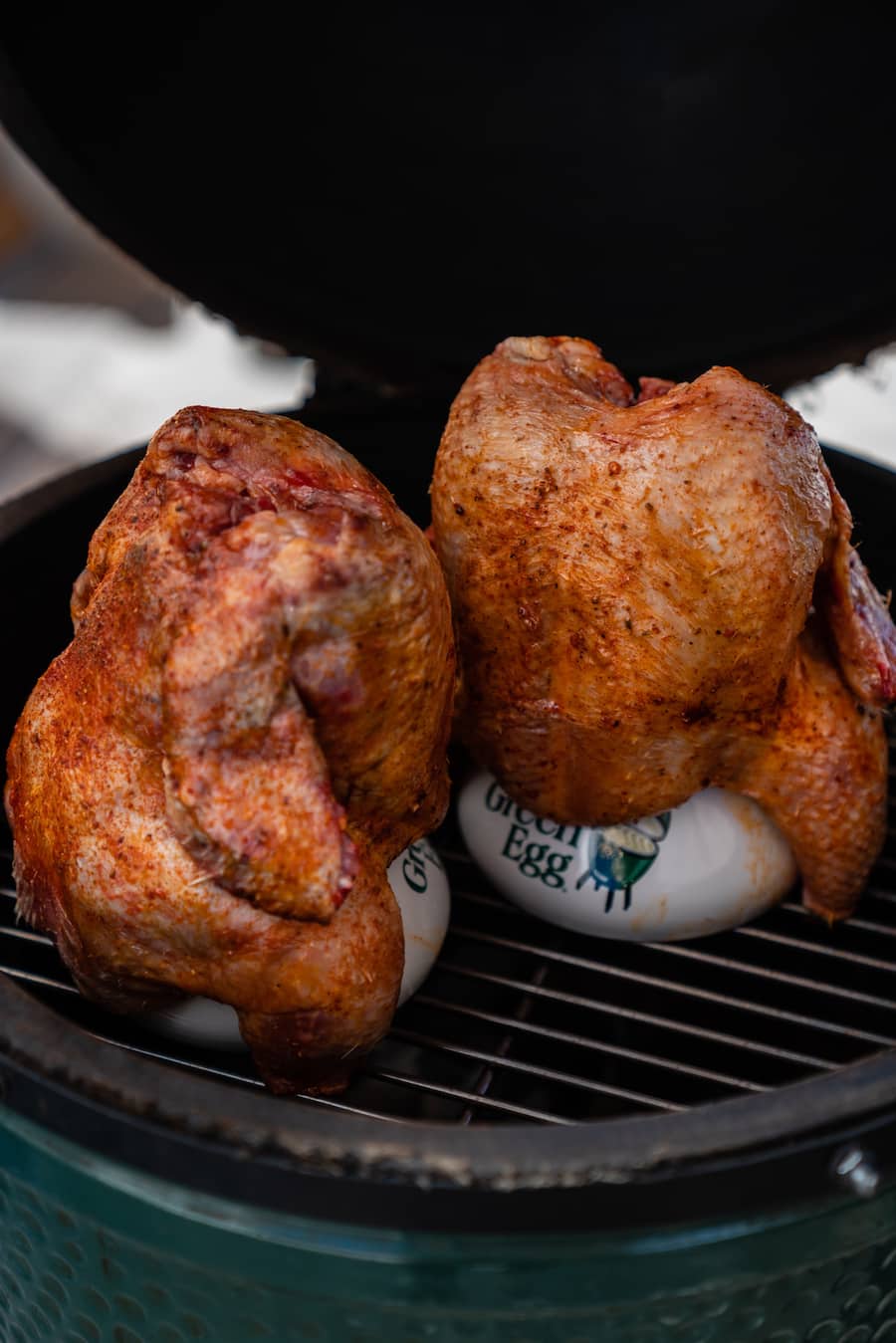 Dry aged Chicken von Luma - zubereitet auf Pouletsitz aus Keramik von Big Green Egg - Tobias Funke, 17-Punkte-Chef in der Fernsicht in Heiden, ist Green-Egg-Profi. - Grillieren mit Tobias Funke auf dem Big Green Egg - 29. März 2021 - Copyright Olivia Pulver