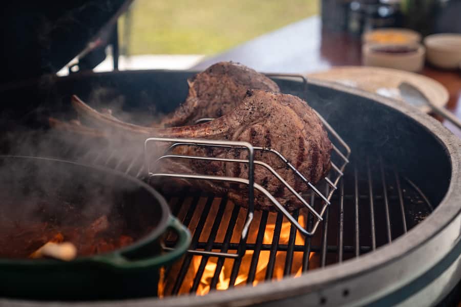 Toma Hawk vom Rind von Luma - Tobias Funke, 17-Punkte-Chef in der Fernsicht in Heiden, ist Green-Egg-Profi. - Grillieren mit Tobias Funke auf dem Big Green Egg - 29. März 2021 - Copyright Olivia Pulver