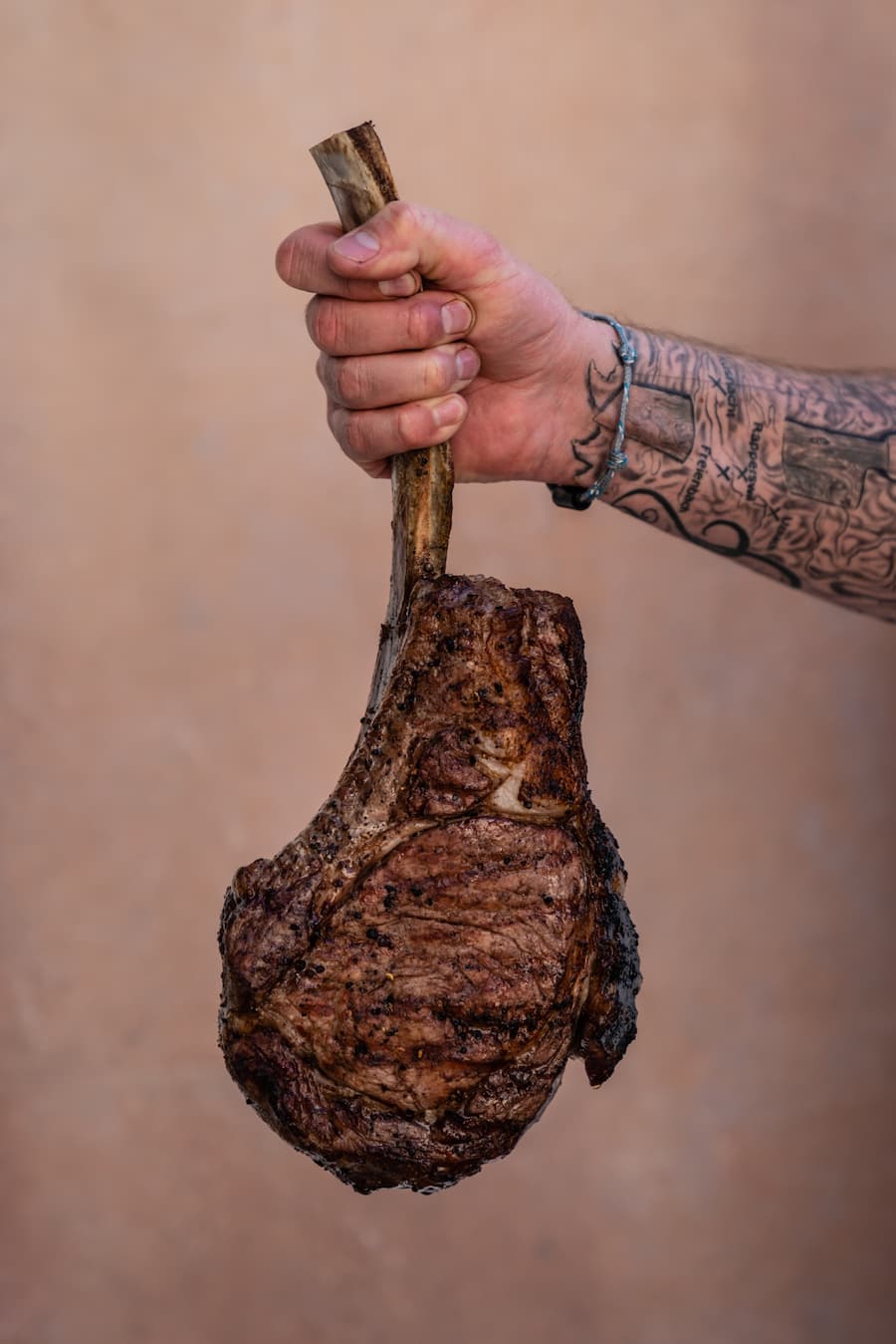 Toma Hawk vom Rind von Luma - Tobias Funke, 17-Punkte-Chef in der Fernsicht in Heiden, ist Green-Egg-Profi. - Grillieren mit Tobias Funke auf dem Big Green Egg - 29. März 2021 - Copyright Olivia Pulver