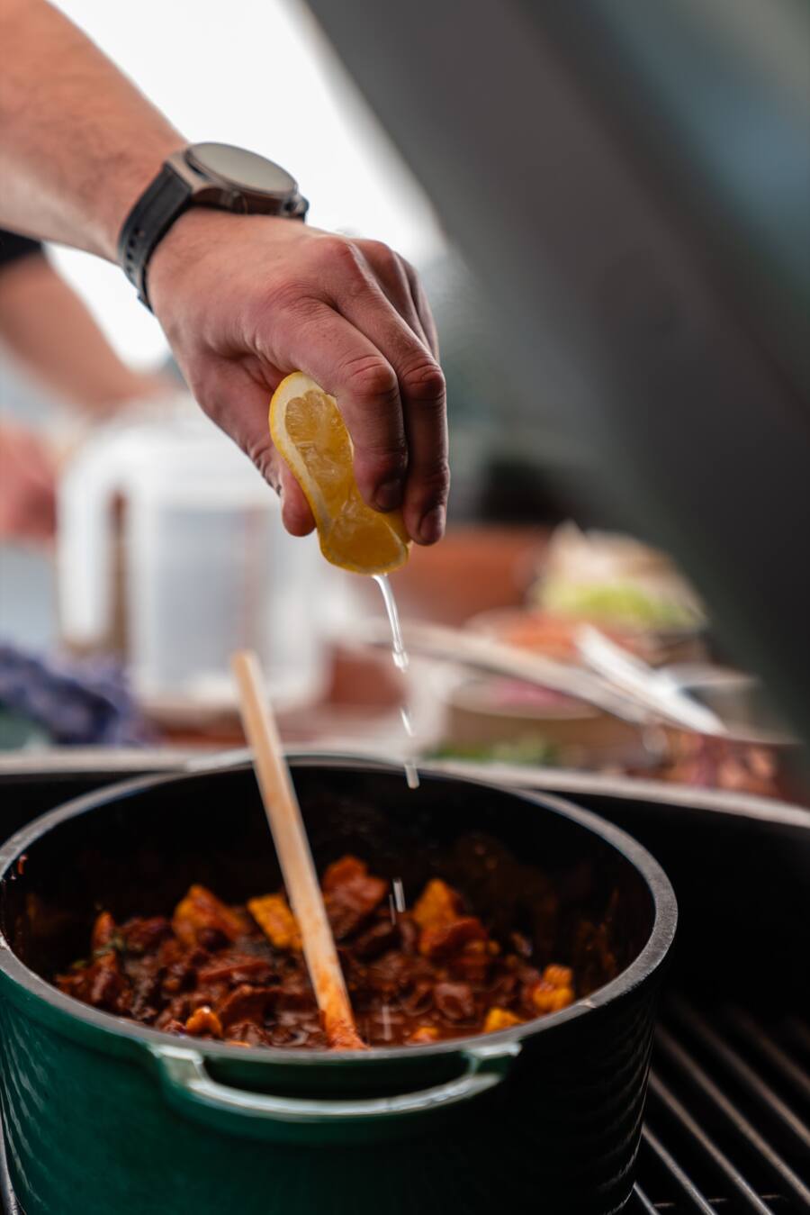 Chili con Carne, Chuck Flap vom Rind von Luma, Dutch Oven von Big Green Egg - Tobias Funke, 17-Punkte-Chef in der Fernsicht in Heiden, ist Green-Egg-Profi. - Grillieren mit Tobias Funke auf dem Big Green Egg - 29. März 2021 - Copyright Olivia Pulver