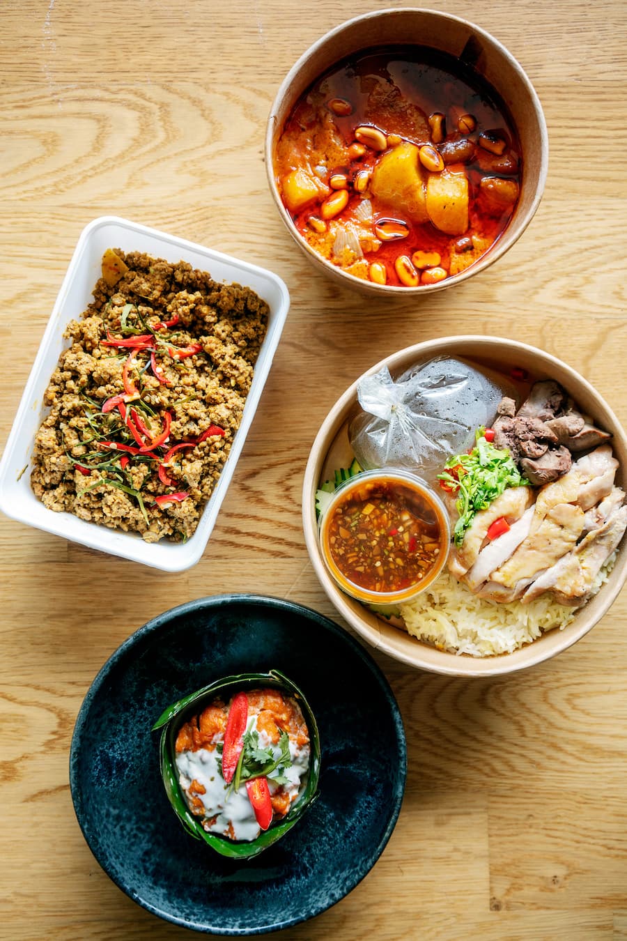 Thailändische Gerichte vom 4 You Thai Streetfood Markt in Zürich: Kua Kling, Massaman Curry, Hor Mok und Khao Man Gai