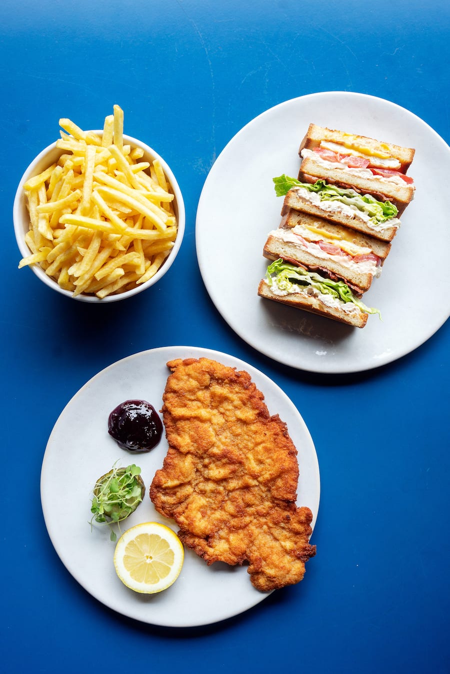 Schnitzel, Club Sandwich und Pommes frites im Restaurant Blau Zurich im Hotel Greulich