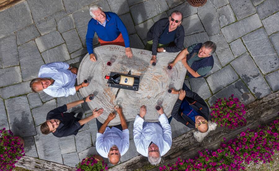 Chefs on Fire Züneweid Juli 2021 im Uhrzeigersinn: Robert Speth (blauer Pullover) André Jäger, Dario Ranza, Bernhard Ravet, Franz Wiget, Ueli Kellenberger, Guy Ravet, Martin Dalsass.