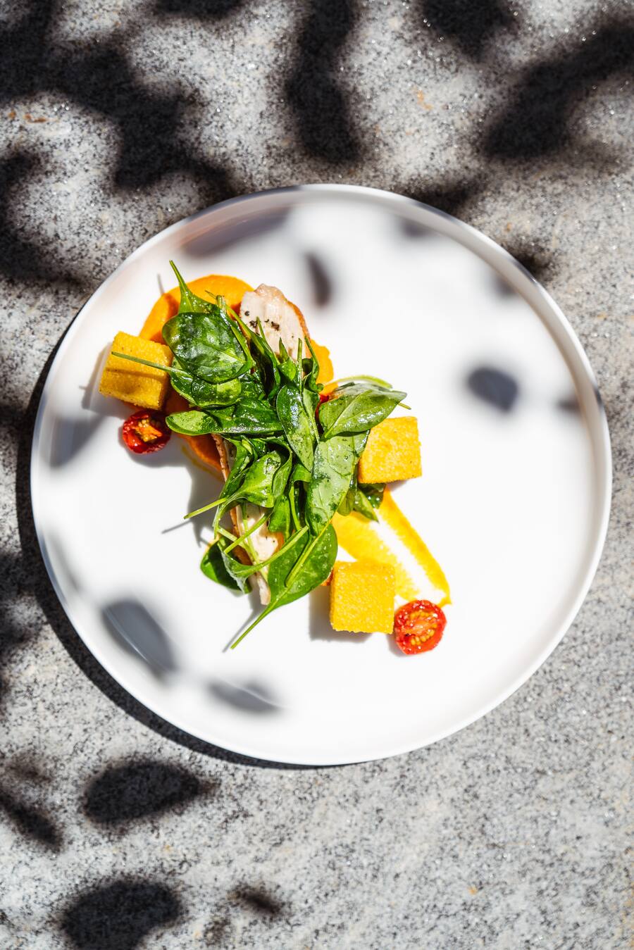 Lunch: Poulet mit Maiswürfel und Blattspinat - Swiss Deluxe Tour - The Chedi Andermatt - 19. Juli 2021 - Copyright Olivia Pulver