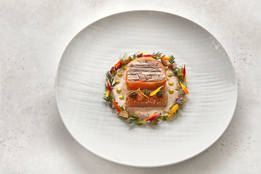 Jungfrau, Hotel, Food, Stefan Beer, Tina Sturzenegger, Food Fotografie, on location Stefan Beer, Oberlaender Vitello Tonnato, Oberlaender Kalb, Sigriswiler Forelle, Garten Kraeuter, Victoria Jungfrau Grand Hotel und Spa, Interlaken