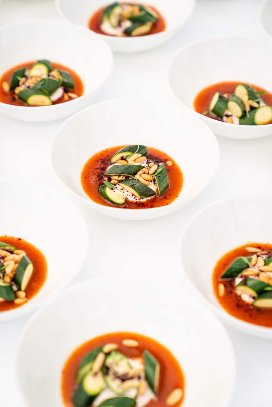 Nenad Mlinarevic: Zucchetti, grillierte Tomatenvinaigrette, Tahini, Tasmanischer Pfeffer - Gault&Millau Garden Party - Sonntag, 15. August 2021 - Copyright Olivia Pulver