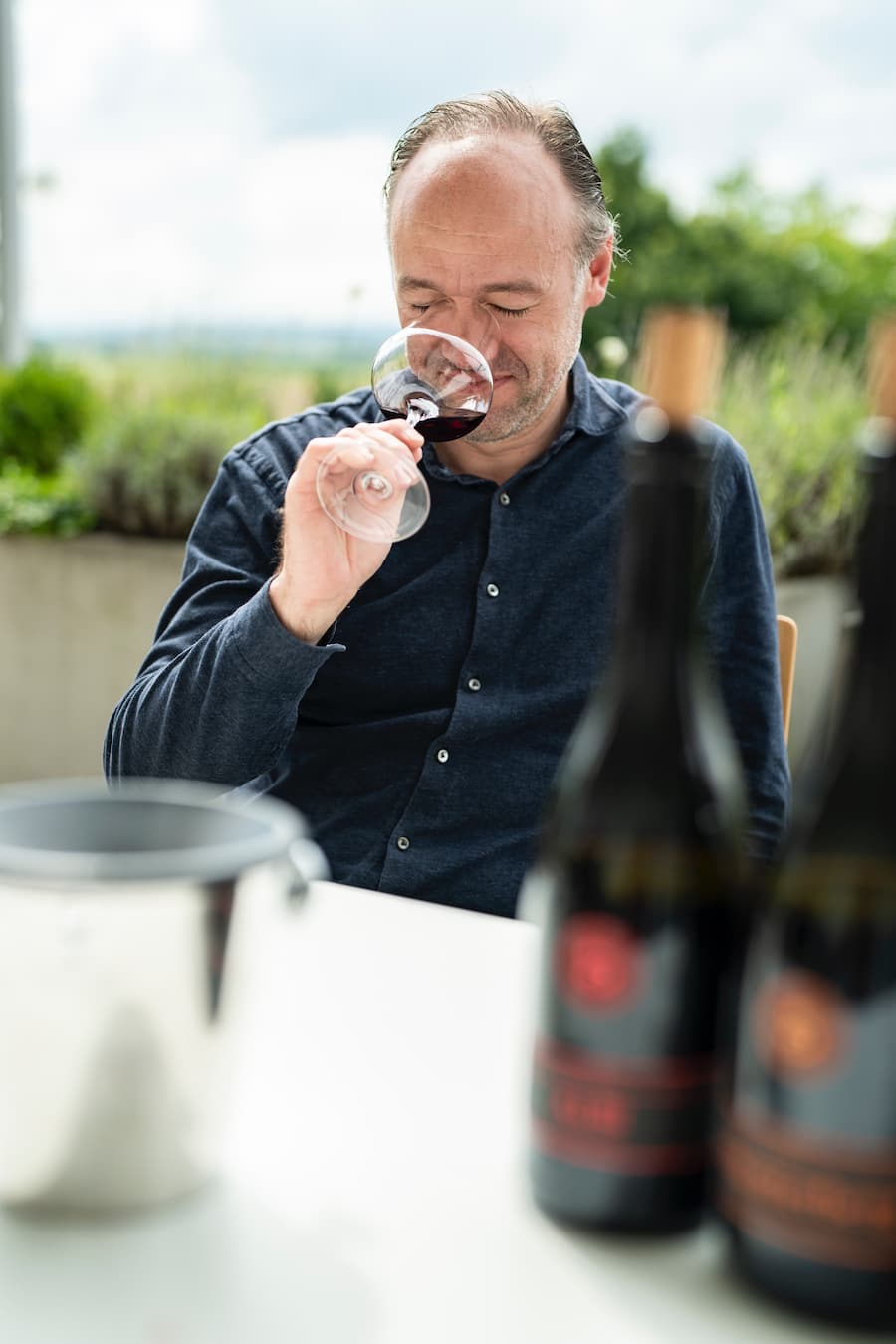 Gregory Rohmer, Sommelier bei Tanja Grandits und Cedric Besson, besucht Besson Strasser Weinbau , Uhwiesen, am Degustieren auf der Terrasse des Weinguts