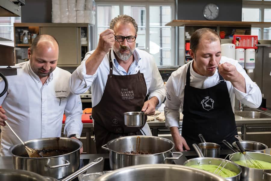 Storchen Zürich Wild kochen mit Gratian Anda September 2021 Gratian Anda(m), Sascha Kemmerer (r) und Stefan Jaeckel (l)