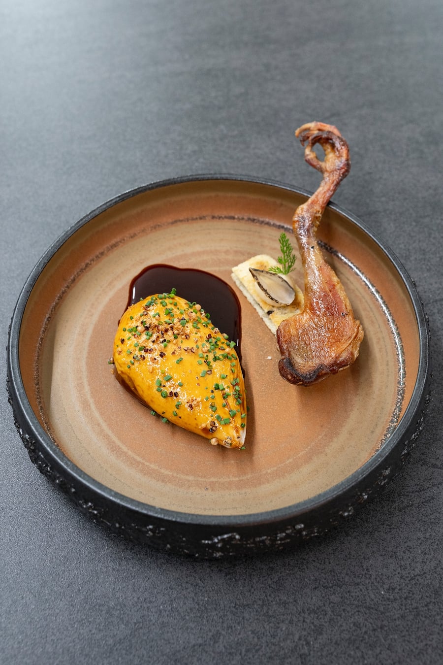 Storchen Zürich Wild kochen mit Gratian Anda September 2021: Taube souffliert, Perigoro Trüffel, Sellerie, Zwiebel, Sandwich