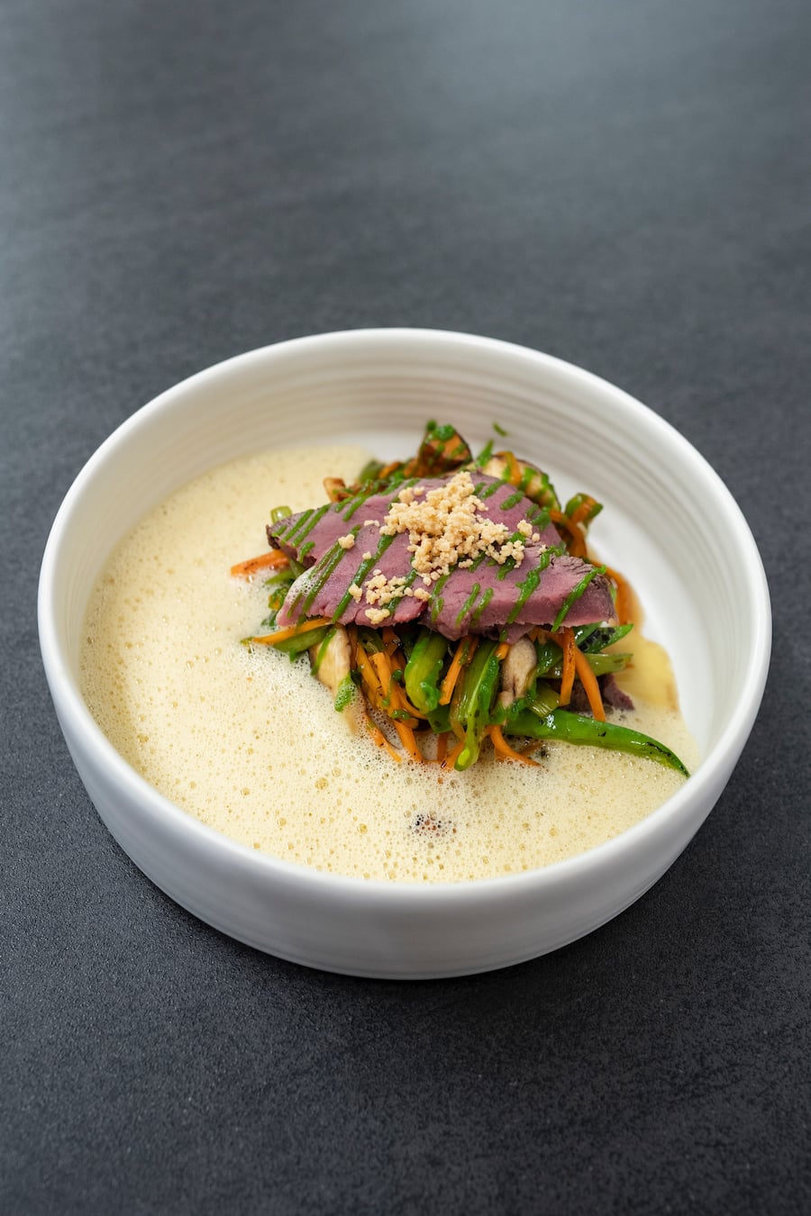 Storchen Zürich Wild kochen mit Gratian Anda September 2021: Gaudis Hirsch Thai Style, Wasserspinat, Erdnuss, Koriander