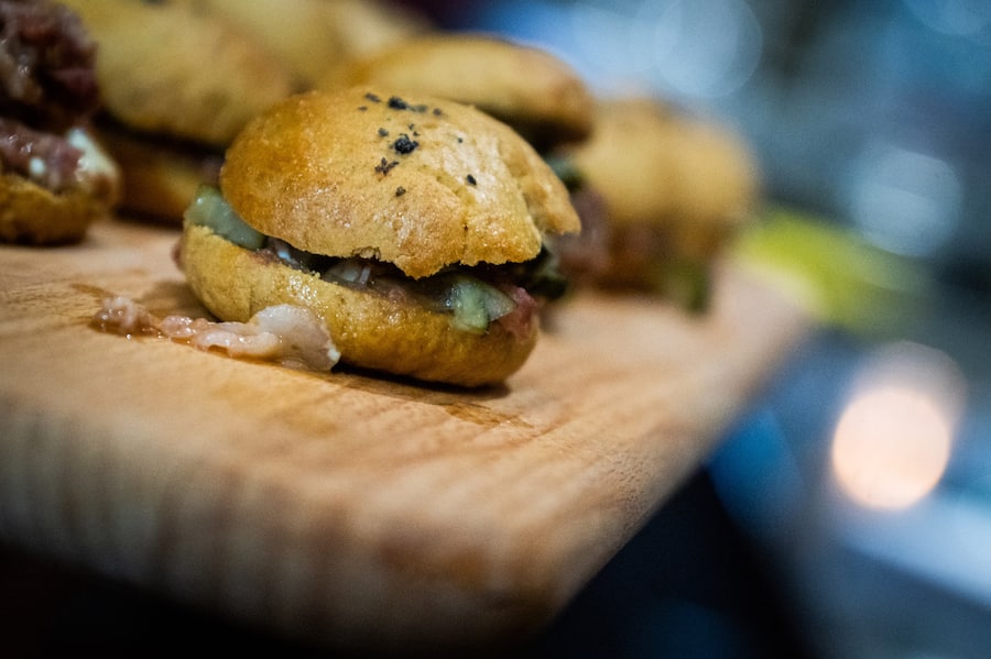 Jazzkantine wird POP des Jahres 2022: Gitzi-Burger, Farina Bona-Bun mit Asche-Salz, getzupftes Gitzi von Toni Odermatt