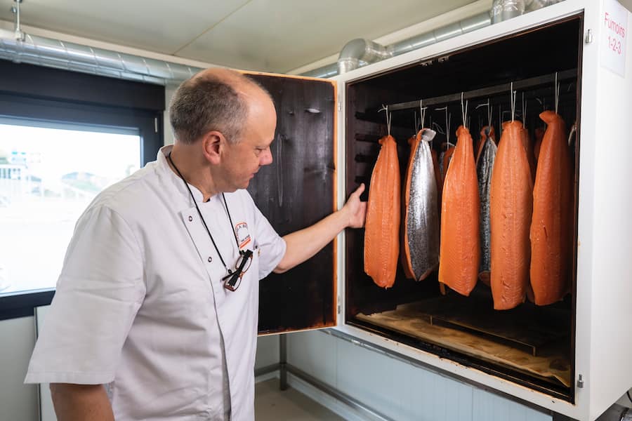Rookie des Jahres 2022 Christin Rütsche Rüstungen, Räucherwurst und Christins Wein Oktober 2021 Christin Rütsche besucht die Räucherei, Armoire à brume in Forel, mit Serge Porchet