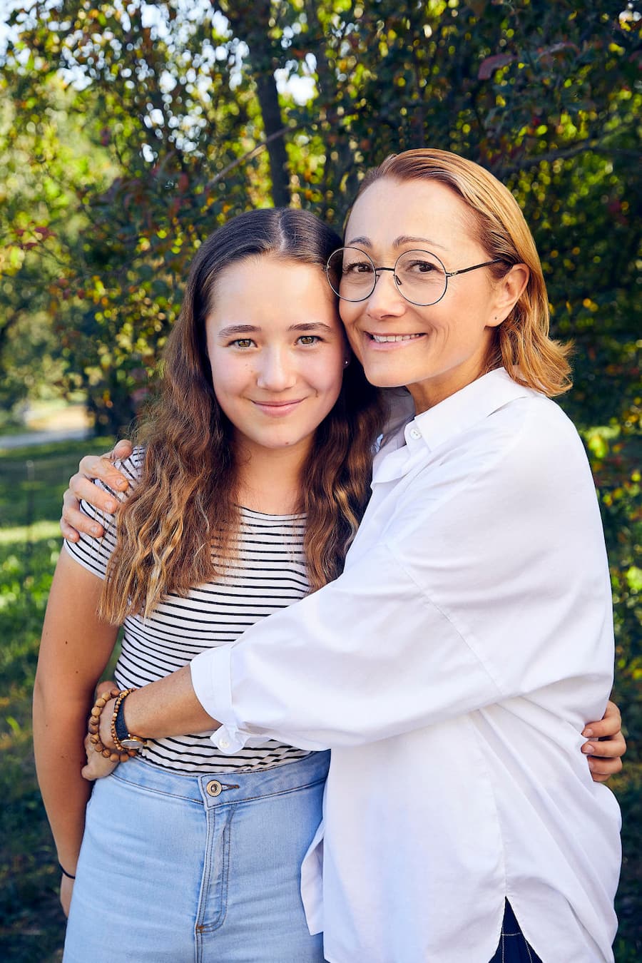Tanja Grandits mit Tochter Emma und ihrem Pferd Paul sowie Hund Norma auf dem Hof Klosterfiechten. - Story: Tanja Grandits, GaultMillau Schweiz, Köchin des Jahres, 19 Punkte, Restaurant Stucki, Basel 2019 - © Lucia Hunziker