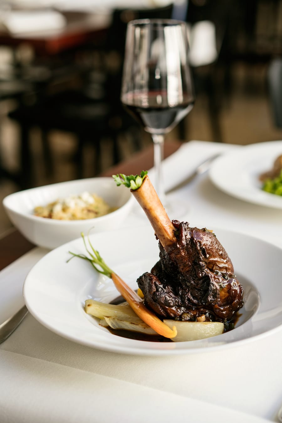 Lammhaxe an Portwein-Jus mit Frühlingsgemüse im Cafe Boy
