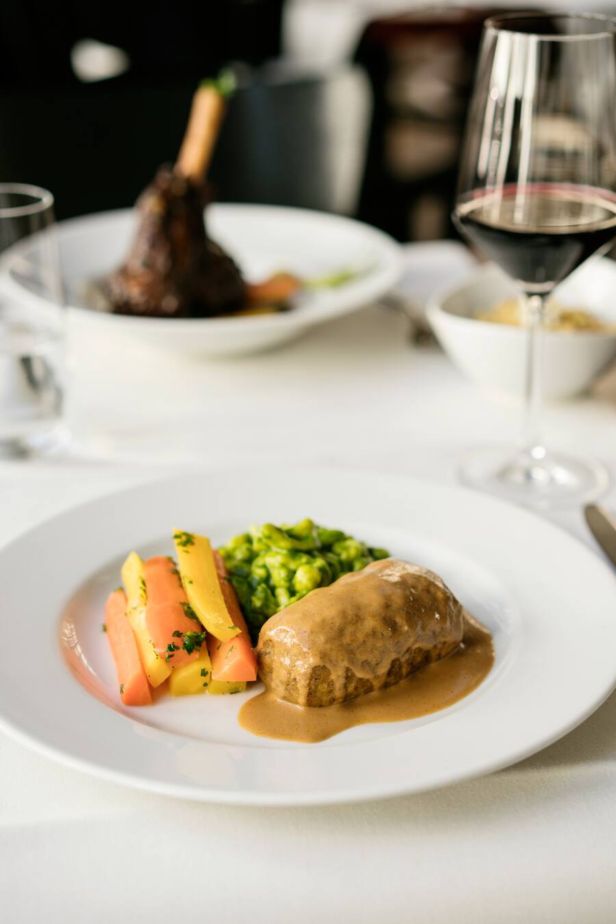 Lammhackbraten an Portwein-Rahmsauce mit Bärlauch-Magerquark-Spätzli und Ingwer-Karotten im Cafe Boy