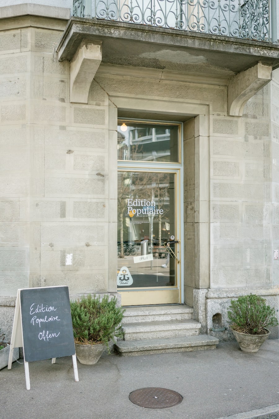 Eingang zum Geschäft Edition Populaire Zürich