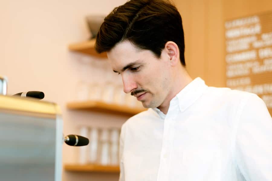 Mitinhaber und Barista Shem Leupin im COFFEE