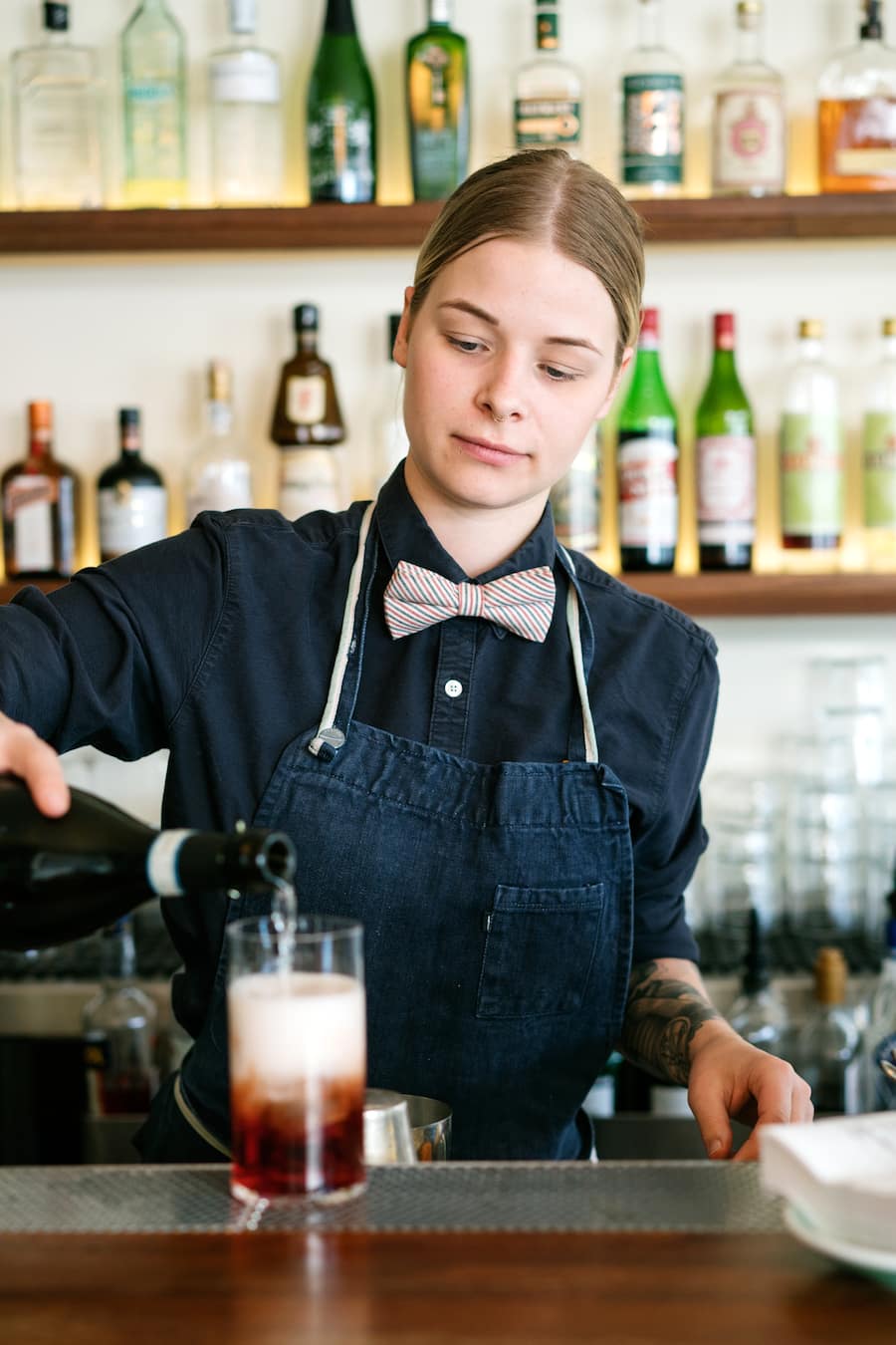 Bartender im Café Grande Zürich