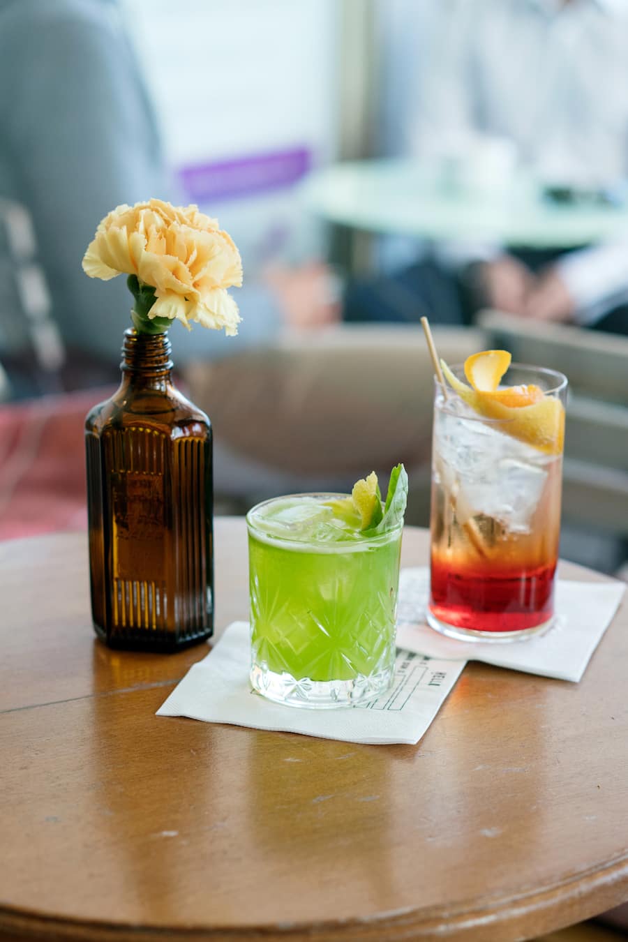 «Basil Smash» und «Negroni Sbagliato» im Café Grande Zürich