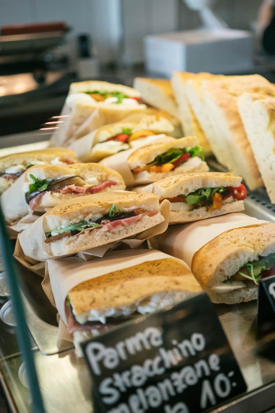 Focaccia-Sandwich im Take-Away Famiglia Tremonte